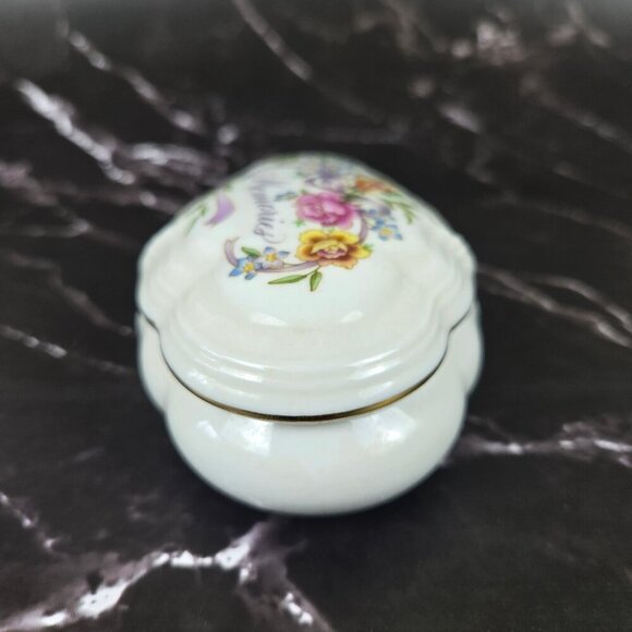 Vintage Avon 1983 Musical Trinket Box "Memories are for Sharing" Porcelain WORKS - Picture 4 of 13